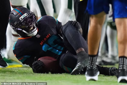 NFL star Tyreek Hill hospitalized with horrifying injury… and he has a bizarre reaction as he’s carted off the field