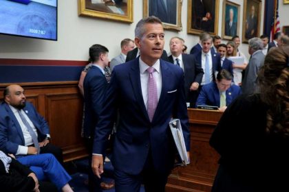 US facing worsening flight delays as shutdown snarls airports