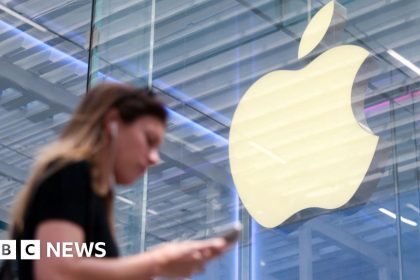 Apple pulls US immigration official tracking apps