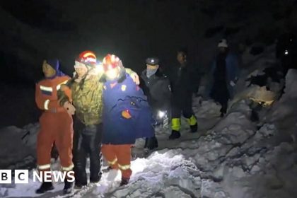 Everest hikers guided to safety after being stranded by blizzard