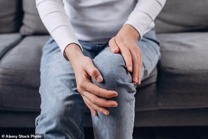 I’m an orthopaedic surgeon and this is the reason your crippling knee pain isn’t going away… and the simple fix that can banish your agony for good
