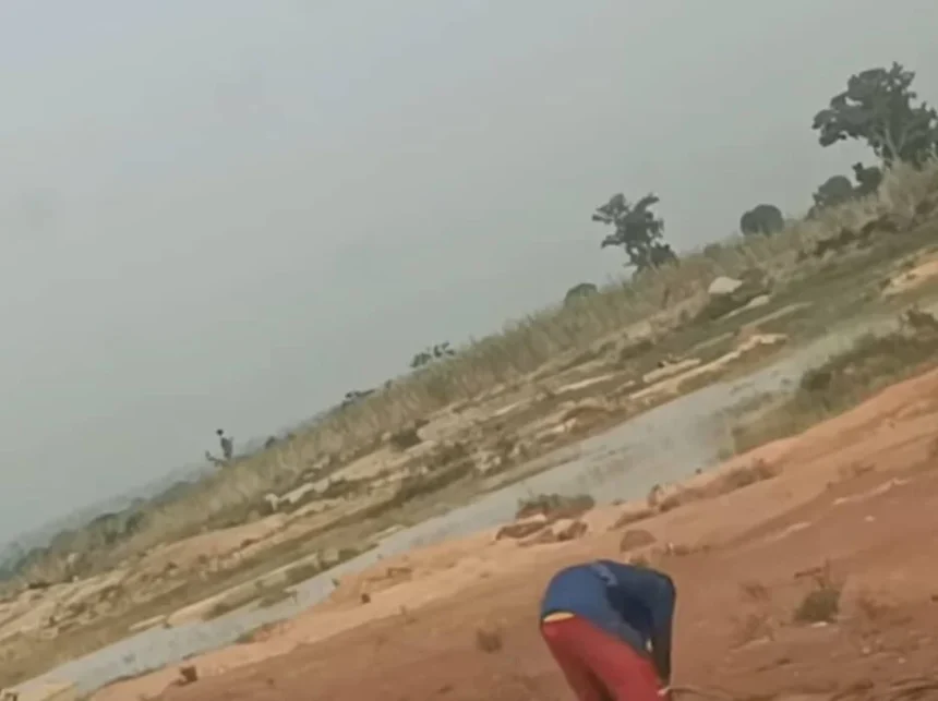 Netizen Raises Alarm Over Broad Daylight Theft Of Fibre Optic Cables Along Kaduna Highway