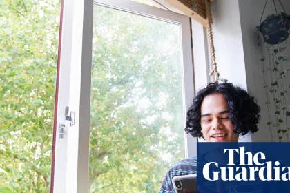 ‘Rawdogging’ marathons: has gen Z discovered the secret to reclaiming our focus? | Young people