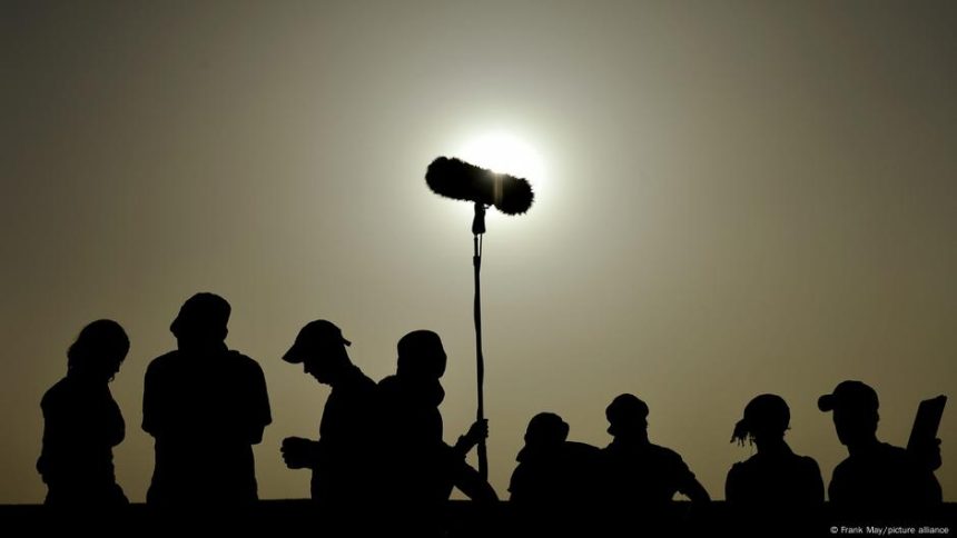 Rwandan journalist draws ire of political top brass – DW – 10/26/2025