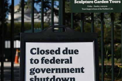 US federal workers apply for loans as shutdown hits military morale