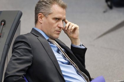 AfD lawmaker fined over Hitler salute collage – DW – 10/17/2025