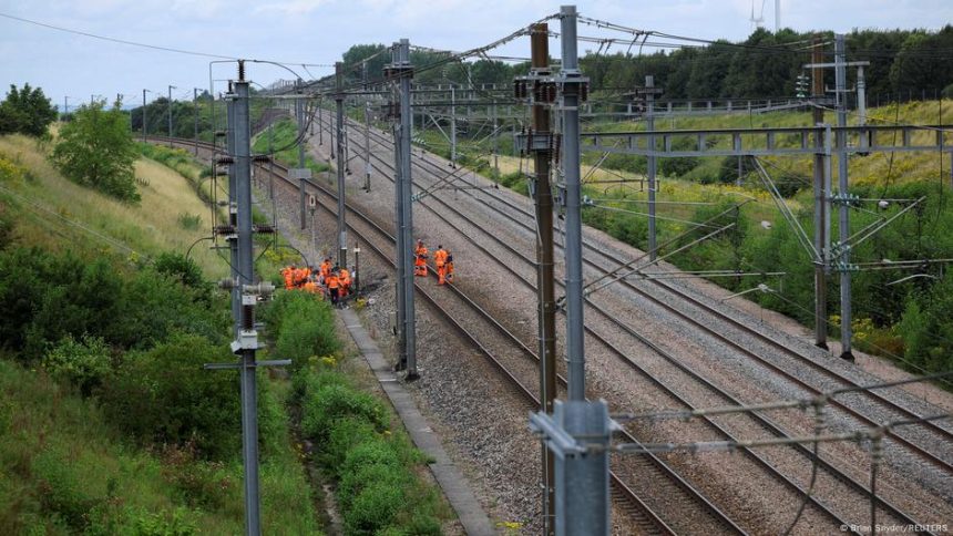 Arson attack disrupts train traffic – DW – 10/27/2025