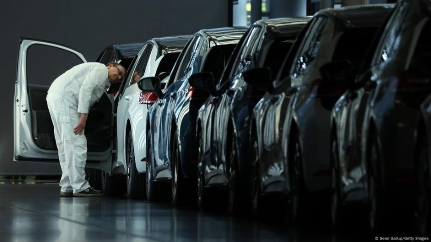 Merz calls auto summit as Germany’s carmakers bleed jobs – DW – 10/08/2025