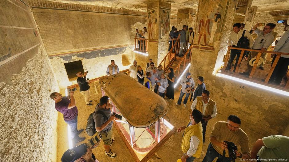Egypt opens one of the Valley of the King’s largest tombs – DW – 10/04/2025