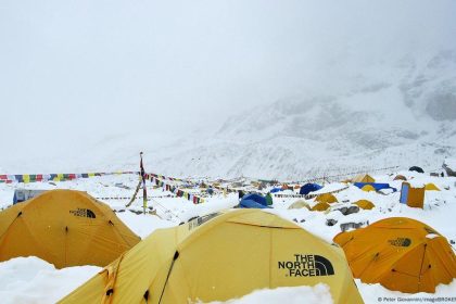 Blizzard strands 1,000 climbers on Mount Everest – DW – 10/05/2025