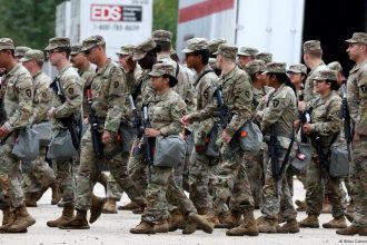 Judge temporarily blocks Illinois National Guard deployment – DW – 10/10/2025