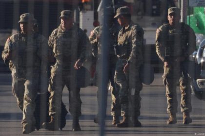 Trump asks Supreme Court to allow Chicago troop deployment – DW – 10/18/2025