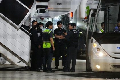 South Koreans held in Cambodia return home under arrest – DW – 10/18/2025