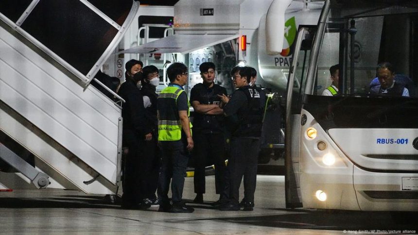 South Koreans held in Cambodia return home under arrest – DW – 10/18/2025