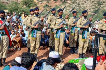 Pakistan and Afghanistan set for crisis talks in Doha – DW – 10/18/2025