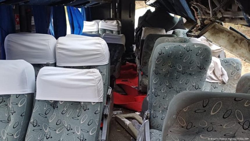 Bus crash kills at least 17 people – DW – 10/19/2025