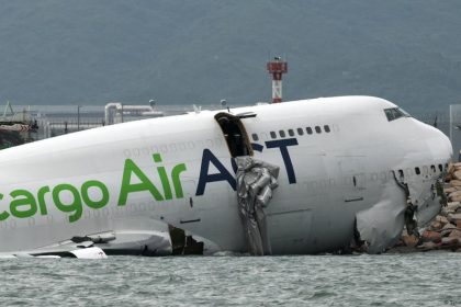 Two die as cargo plane skids off Hong Kong runway into sea – DW – 10/20/2025