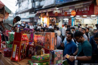 India celebrates Diwali with lights, food and laughter – DW – 10/20/2025