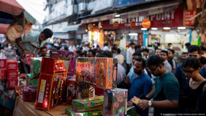 India celebrates Diwali with lights, food and laughter – DW – 10/20/2025