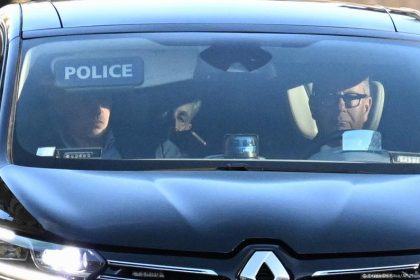 Sarkozy enters prison after campaign fund conviction – DW – 10/21/2025