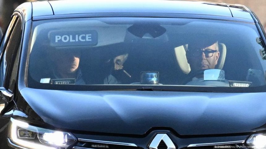 Sarkozy enters prison after campaign fund conviction – DW – 10/21/2025