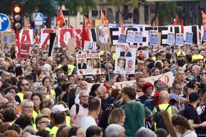 Tens of thousands protest a year after deadly floods – DW – 10/25/2025