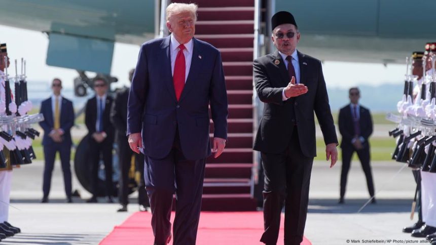 Trump arrives in Malaysia as Asia tour kicks off – DW – 10/26/2025