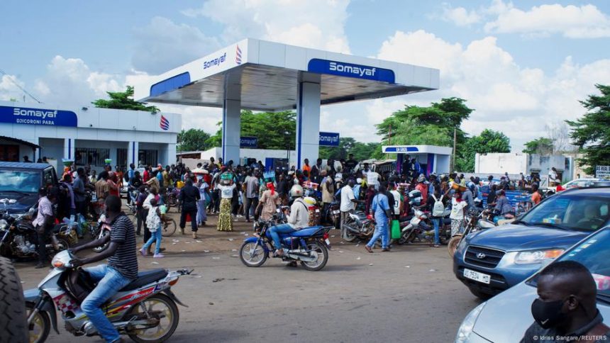 Mali closes schools, unis, as jihadis block fuel supply – DW – 10/27/2025