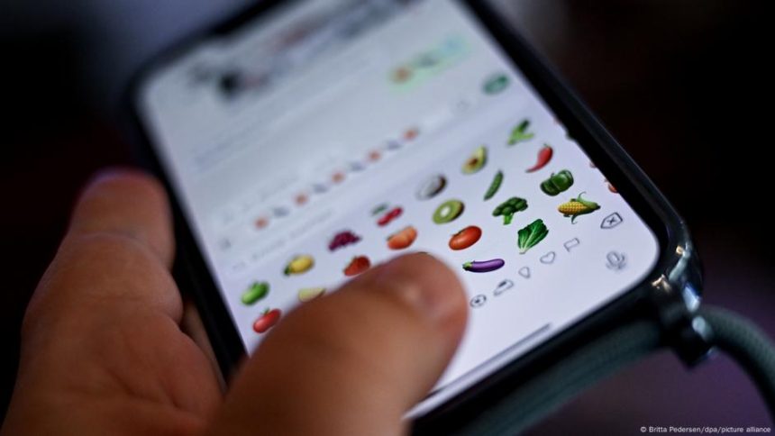 Australia trials AI to decode Gen Z slang in predator cases – DW – 10/29/2025