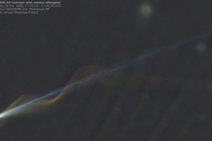 ‘Miracle’ photo captures Comet Lemmon and meteor seemingly entwined over Earth