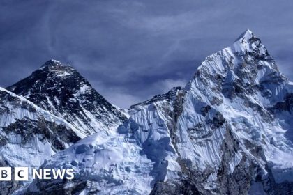 Snowstorm traps 1000 people on slopes of Mount Everest