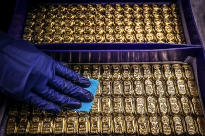 Gold tops ,000 for first time as investors rush in