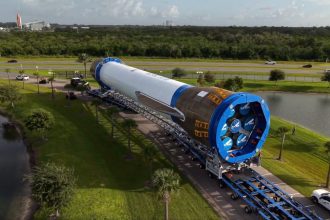 Blue Origin rolls out powerful New Glenn rocket for testing ahead of Mars launch (video)