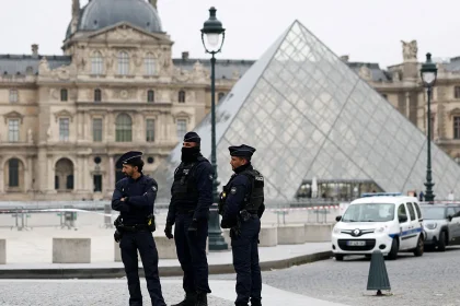 Paris police launch massive manhunt after 0M Louvre jewelry robbery