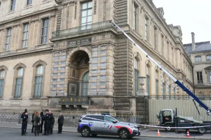 How Louvre burglars used a truck-mounted lift in the 0M jewelry heist