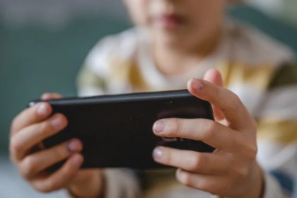 Nigerian Lady Criticizes Dad and mom Who Let Youngsters Use Their Telephones