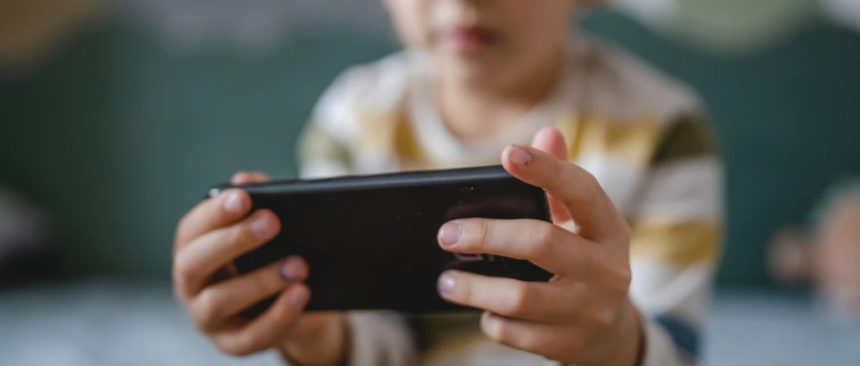 Nigerian Lady Criticizes Dad and mom Who Let Youngsters Use Their Telephones