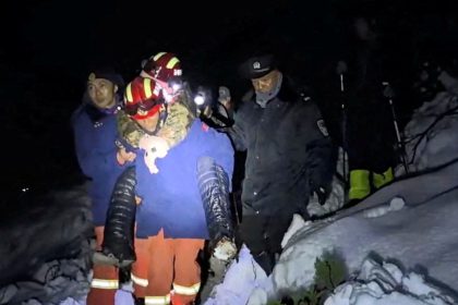 Stranded Mount Everest hikers being evacuated | World News