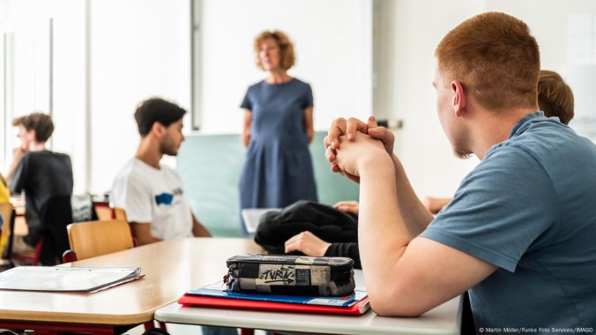 Will German schools train students for war and disasters? – DW – 11/02/2025
