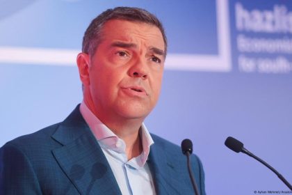 Former prime ministers are stirring Greece’s political pot – DW – 11/02/2025