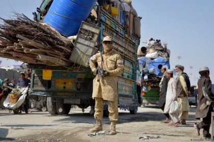 Pakistan ramps up Afghan migrant crackdown after clashes – DW – 11/03/2025