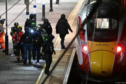 Police arrest 2 men after mass stabbing on train – DW – 11/01/2025