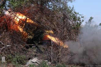 Ukraine’s Zelenskyy visits troops near threatened Pokrovsk – DW – 11/04/2025