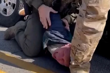 US federal agent in Chicago punches restrained man’s head on the ground | Crime