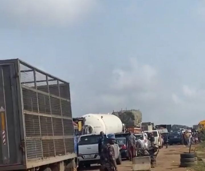 BREAKING: Gridlock as truck drivers block Lagos-Ibadan Expressway