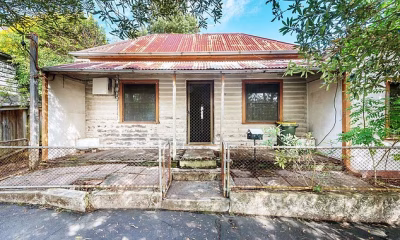 Bizarre ‘squatters’ rights’ battle erupts over a measly 3sq metres of land in ritzy suburb