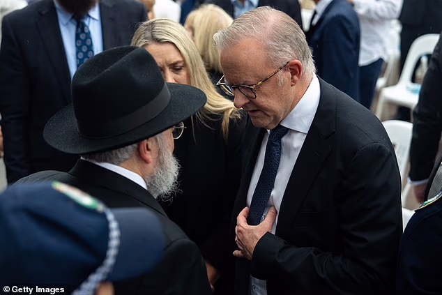 The comment from Bondi vigil host that has divided Aussies – as Anthony Albanese cops boos while Premier gets a standing ovation