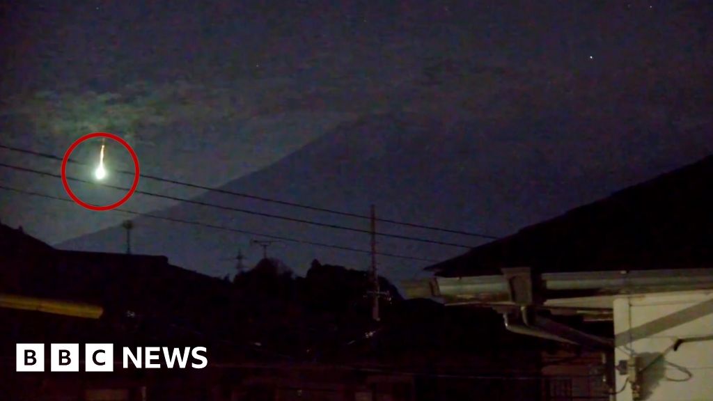 Meteor lights up sky over Japan’s Mount Fuji