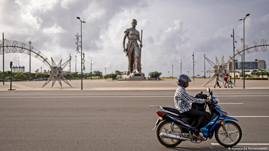 Coup left several dead, its leader still at large – DW – 12/08/2025