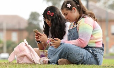 Australia’s social media ban for users under 16 takes effect – DW – 12/10/2025